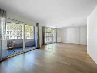 In de Sint-Annastraat woon je in de luwte van de stad, maar met de dynamiek om de hoek. Van hippe koffiebars en gastronomische hotspots tot de rust van de nabijgelegen parken; alles is op wandelafstand. Bovendien is de bereikbaarheid uitstekend, met vlotte verbindingen naar het openbaar vervoer en de belangrijkste invalswegen.De ruime leefruimte, die overspoeld wordt door natuurlijk licht, en het gezellige terras zijn de absolute blikvangers van dit appartement. De royale kamers bieden bovendien alle plek voor wie op zoek is naar comfortabel en rustig wonen in hartje Gent.Indeling van het appartement:Inkomhal en apart gastentoilet - leefruimte - geïnstalleerde keuken - berging - slaapkamer 1 - badkamer - slaapkamer 2 - terras.Onmiddellijk beschikbaar!