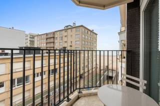 Heel mooi 2 slaapkamer appartement met zijdelings zeezicht en zicht op de Dumontwijk in de Panne.<br />Living met open keuken en zonneterras.<br />Badkamer met inloopdouche en lavabo. Twee slaapkamers en aparte berging.<br />Apart toilet en aparte berging in de kelder.<br />Volledig gemeubeld.<br />EPC: A attest !