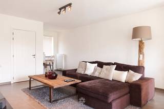 <p><span>DE PINTE - Wissenbulk</span><span>: </span><span>Ben je op zoek naar een nieuwbouw woning</span><span> </span><span>met tuin te huur in De Pinte? Dan is dit pand mogelijk exact wat je zoekt.</span></p><p><span> </span></p><p><span>De belangrijkste troeven: </span></p><ul><li><span>Gelegen in een nieuwe, rustige en kindvriendelijke woonbuurt aan een recreatief bosgebied, nabij sportpark Moerkensheide.</span></li><li><span>Ruime woning (221 m²) met aangename buitenruimte</span></li><li><span>Op fietsafstand van centrum, scholen en station De Pinte</span></li><li><span>Goede aansluiting naar E17 en N60</span></li></ul><p><span> </span></p><p><span> </span></p><p><span>Indeling gelijkvloers:</span><span><br />Inkomhal met gastentoilet, lichtrijke leef- en eetruimte met open ingerichte keuken (kookplaat, dampkap, oven, koelkast, vaatwasmachine) en inpandige garage (incl. aansluiting voor wasmachine). <br />Aan de voorzijde van de woning is er een onderhoudsvriendelijke oprit (twee autostaanplaatsen) met toegang tot de garage. </span></p><p><span>De woning beschikt over een zuidgerichte tuin met prachtig zicht, incl. tuinhuis.</span></p><p><span> </span></p><p><span>Indeling eerste verdieping:</span><span><br />Drie ruime slaapkamers, apart toilet en een badkamer uitgerust met ligbad, douche en lavabomeubel.</span></p><p><span> </span></p><p><span>Indeling tweede verdieping:</span><span><br />Heel ruime slaap- of hobbykamer en een ruime zolderberging. <br /><br /></span></p><p><span>Belangrijke informatie:</span></p><p><span>De woning dateert van 2017. Dankzij de goede isolatie, hogerendementsketel en ventilatiesysteem type D is de woning uiterst energiezuinig.</span></p><p><span>E peil: E47, EPC: </span><span>72,82 kWh/m²</span><span>.<br />Beschikbaar vanaf: </span><span>01/09/2026</span><span><br />Huurprijs: </span><span>€ 1350/maand</span><span><br /><br />Interesse in deze prachtige woning? Vraag dan snel jouw bezoek aan via www.axellenaerts.be!<br /><br /></span></p><p><span> </span></p>
