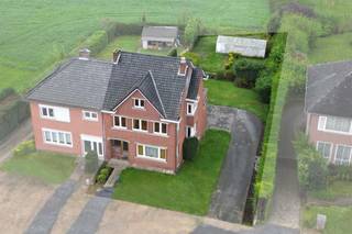 Knappe gezinswoning met 3 slaapkamers op een mooi perceel van 8a11ca te Tongeren Omgeving:+ Gelegen op een belangrijke invalsweg richting het centrum...