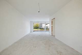 <strong>Kies voor modern, energiezuinig en zorgeloos wonen nabij centrum Wetteren.<br /><br />LIGGING<br /></strong><br />In een rustige doodlopende straat, nabij de Markt en het gezellige centrum van Wetteren, verrijst een exclusief nieuwbouwproject met slechts 6 woningen in een hedendaags moderne architectuur.<br /><br />Goede verbindingen met de E40 en Brusselsesteenweg brengen u snel naar Gent of Brussel. Daarnaast bevinden winkels, scholen, openbaar vervoer, wandel- en fietsroutes zich allemaal op een steenworp. <br /><br /><strong>(MOBISCORE: 8,3/10)<br /><br /></strong><strong>INDELING<br /><br /></strong>De woning biedt een uitstekende energieprestatie dankzij vloerverwarming via warmtepomp, zonnepanelen en een ventilatiesysteem D.<br /><br />U komt binnen via de inkomhal met vestiaire, een berging, een gastentoilet en toegang tot de leefruimte. Geniet van een lichtrijke leefruimte met open keuken voorzien van kookeiland en ontbijtcorner. <br />Het ruime terras en de tuin vormen het verlengstuk van uw woonkamer, wat de uitzonderlijke woonbeleving bevordert. <br />Hier kan u met vrienden of familie genieten van onvergetelijke momenten die er écht toe doen!<br /><br />Op het verdiep vindt u 3 slaapkamers, een apart toilet, een extra berging en een badkamer.<br />Deze is voorzien van ligbad, douche en een dubbele wastafel.<br /><br /><strong>EXTRA TROEF<br /><br /></strong>Deze gesloten bebouwing beschikt over 2 autostaanplaatsen die inbegrepen zijn in de prijs!<br /><br /><strong>Hier leeft u in alle rust, omgeven door groen en toch dicht bij alles wat telt.<br /><br /></strong>Contacteer Kevin: <strong>0476 66 55 50<br /></strong><br />(Oppervlakten geraamd, sommige foto’s zijn van een referentieproject of zijn renders)