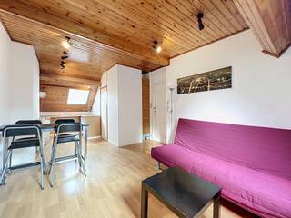 <h1><span>TE HUUR – Appartement met 1 slaapkamer in het hart van de Europese Wijk in Brussel (Schuman)</span></h1>
<p><strong><span>Onmiddellijk beschikbaar</span></strong><span>, ontdek dit charmante </span><strong><span>appartement met 1 slaapkamer</span></strong><span>, ideaal gelegen op wandelafstand van </span><strong><span>Schuman</span></strong><span>, in het hart van de </span><strong><span>Europese Wijk</span></strong><span> van Brussel.</span></p>
<p><span>Dit appartement van ongeveer </span><strong><span>45 m²</span></strong><span> bevindt zich op de </span><strong><span>derde en bovenste verdieping</span></strong><span> van een </span><strong><span>kleinschalig familiaal gebouw</span></strong><span> en biedt een warme sfeer, veel rust en een aangename woonomgeving.</span></p>
<p><span>Het dak werd </span><strong><span>recent volledig vernieuwd en geïsoleerd</span></strong><span> en het appartement beschikt over </span><strong><span>nieuwe Velux-dakramen</span></strong><span>, die zorgen voor veel natuurlijk licht en een uitstekend thermisch comfort.</span></p>
<h2><span>Indeling</span></h2>
<ul>
<li><span>Lichtrijke woonkamer</span></li>
<li><span>Functionele kitchenette</span></li>
<li><span>Aparte slaapkamer</span></li>
<li><span>Badkamer met douche en toilet</span></li>
</ul>
<p><span>Deze woning is ideaal voor </span><strong><span>één persoon of maximaal een koppel</span></strong><span> dat comfortabel wil wonen in één van de meest gegeerde wijken van Brussel.</span></p>
<h2><span>Troeven</span></h2>
<p><span>✔ Topligging op wandelafstand van </span><strong><span>Schuman</span></strong><span>, de Europese instellingen, openbaar vervoer (metro, bus en station), winkels, restaurants en groene zones.</span><br /><span>✔ Bovenste verdieping, zonder bovenburen.</span><br /><span>✔ Kleinschalig familiaal gebouw.</span><br /><span>✔ Dak volledig vernieuwd en geïsoleerd.</span><br /><span>✔ Nieuwe Velux-dakramen.</span><br /><span>✔ Lichtrijk en aangenaam appartement.</span><br /><span>✔ Onmiddellijk beschikbaar.</span></p>
<p><strong><span>EPC: G</span></strong></p>
<p><span>📞 </span><strong><span>Informatie & bezoeken</span></strong></p>
<p><strong><span>Olivier Halleux</span></strong><br /><span>olivier.halleux@weinvest.be</span><br /><span>+32 486 68 86 25</span></p>
<p><strong><span>Zeker een bezoek waard!</span></strong></p>