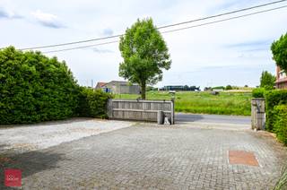 Unieke energiezuinige eigendom verscholen achter schuifpoort. Bestaande uit een inkomhall, 3 slaapkamers met eigen badkamer en toegang tot tuin, bureel / hobbyruimte eveneens op gelijkvloers, volledig ingerichte living en keuken op verdieping, bijkeuken, technische ruimte, buitensauna, zongerichte tuin met overdekt terras, tuinberging (24m²), ruimte voor 4 wagens, 24 zonnepanelen, vloerverwarming (warmtepomp). Vlotte verbinding centrum en E17. Geschikt voor gezin waar ieder houdt van privacy en comfort, maar ook ideaal voor B&B