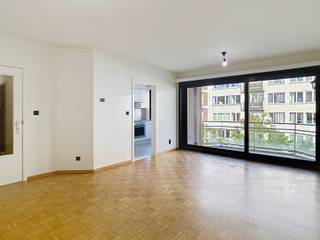 <p>This spacious 2-bedroom apartment for rent in the centre of Leuven is a pleasant place to live for those seeking comfortable living in an excellent location. The apartment immediately stands out thanks to its generous layout, pleasant natural light and central location. What's more, it has been completely repainted, giving the whole a fresh and well-kept feel.</p><p>Upon entering, you arrive in an entrance hall that gives access to the spacious living area, which enjoys plenty of natural daylight thanks to the large window sections. The pleasant floor space offers ample room for both a cosy seating area and a dining area. From the living area there is access to the terrace, a lovely outdoor space where you can relax or enjoy a quiet moment.</p><p>The apartment features two bedrooms. Both rooms offer ample space and can be flexibly arranged as a bedroom or workspace, depending on your living needs. There is also a bathroom with a separate toilet and a storage room.</p><p>Extra comfort is provided by the private cellar storage, ideal for storing bicycles, seasonal items or other things you don't need on a daily basis. The apartment also comes with a garage box, which must be taken for an additional €95.</p><p>The location is one of the greatest assets of this property. You live right in the centre of Leuven, with shops, restaurants, cafés, public transport and other everyday amenities close by. The central location is also particularly convenient for those who work or study in or around Leuven.</p><p>Are you looking for a spacious, light-filled apartment with 2 bedrooms, a terrace, garage box and cellar storage in the centre of Leuven? Then this apartment is certainly worth a visit. Request your viewing quickly via www.living-stone.be!</p>