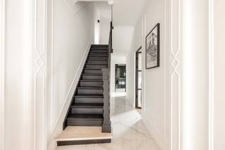 Bent u op zoek naar een stijlvolle woning met karakter, ruimte én een centrale ligging? 🏡<br />Dan zal deze charmante halfopen bebouwing in de Oudenaardestraat te Vichte u meteen weten te bekoren.<br /><br /><strong><u>📍 Ligging</u></strong><br />De woning is centraal gelegen in Vichte, een deelgemeente van Anzegem. Dankzij de vlotte verbindingen richting Waregem, Deerlijk, Oudenaarde en Kortrijk geniet u hier van een uitstekende bereikbaarheid 🚆🚗. Winkels, scholen, openbaar vervoer en andere voorzieningen bevinden zich op korte afstand, terwijl u toch kan genieten van een aangename woonomgeving.<br /><br />Deze deels gerenoveerde herenwoning combineert authentieke elementen met hedendaags comfort en biedt een bewoonbare oppervlakte van maar liefst 151 m² op een perceel van 403 m². Dankzij de hoge plafonds, de mooie inkomhal en de stevige, kloeke constructie ademt deze woning charme en kwaliteit. ✨<br /><br />Bij het binnenkomen wordt u verwelkomd in een statige inkomhal die meteen de elegante herenhuisstijl van de woning benadrukt. De lichtrijke leefruimtes sluiten naadloos aan op de nieuwe, moderne keuken 🍽️ — ideaal voor wie houdt van comfortabel wonen met een hedendaagse toets.<br /><br />Op de verdieping bevinden zich 3 volwaardige slaapkamers 🛏️🛏️🛏️. Bovendien beschikt de woning over een ruime zolder die bereikbaar is via een vaste trap — perfect als extra slaapkamer, hobbyruimte of bureau 💼🎨. De woning biedt dan ook nog heel wat potentieel voor wie extra ruimte wenst te creëren.<br /><br />Buiten geniet u van een aangename tuin met terras 🌿☀️ waar het heerlijk vertoeven is in alle rust. De garage 🚗 vormt een extra troef en zorgt voor praktisch comfort.<br /><br />🔑<u><strong> Troeven van deze woning:</strong></u><br />✔️ Halfopen bebouwing met karaktervolle herenhuisstijl<br />✔️ Mooie authentieke elementen en hoge plafonds<br />✔️ Ruime zolder bereikbaar via vaste trap<br />✔️ Garage aanwezig 🚘<br />✔️ Tuin met terras 🌳<br />✔️ Solide en kloeke constructie<br />✔️ Centrale ligging met vlotte bereikbaarheid 📍<br />✔️ Instapklaar én veel potentieel ✨<br /><br />💛 Een unieke kans voor wie op zoek is naar een karaktervolle woning met ruimte, charme en toekomstmogelijkheden. Bel <strong>IGOR +32 494 81 48 13</strong> of <strong>igor@vastgoedcanniere.be. </strong><br />