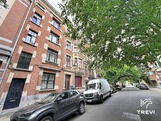<p>SINT-GILLIS: Gelegen nabij het Park van Vorst en alle voorzieningen, mooi gelijkvloersappartement met 1 slaapkamer van ±117 m². Het appartement bestaat uit een inkomhal, een eetkamer van ±15 m², een slaapkamer van ±16 m², een woonkamer van ±11 m², een volledig uitgeruste keuken (oven, kookplaat, dampkap, koelkast, diepvriezer en vaatwasser), een terras van ±15 m² en een westelijk georiënteerde tuin van ±30 m². In de kelderverdieping bevinden zich een dressing van ±11 m², een toilet, een badkamer met douche en aansluiting voor een wasmachine, evenals een bureau van ±9 m². Kosten: voorschot van 40€/maand, inclusief de gemeenschappelijke delen en de afstand van verhaalverzekering. EPC: E+ Beschikbaar vanaf 01/11/2026.<br /><br /></p>
<p><u>Op het gelijkvloers:</u></p>
<ul>
<li>Inkomhal</li>
<li>Eetkamer ±15 m²</li>
<li>Slaapkamer ±16 m²</li>
<li>Woonkamer ±11 m²</li>
<li>Volledig uitgeruste keuken (oven, kookplaat, dampkap, koelkast, diepvriezer en vaatwasser)</li>
<li>Terras ±15 m²</li>
<li>Westelijk georiënteerde tuin ±30 m²</li>
</ul>
<p><u>In de kelderverdieping:</u></p>
<ul>
<li>Dressing ±11 m²</li>
<li>Toilet</li>
<li>Badkamer en douche met aansluiting voor een wasmachine</li>
<li>Bureau ±9 m²</li>
</ul>
<p><strong> </strong></p>