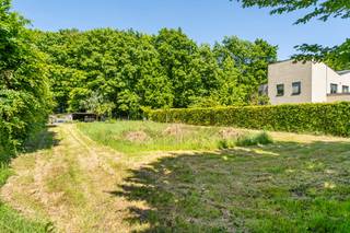 Deze prachtige bouwgrond van 12 are 80ca is gelegen aan de Runkstersteenweg in Hasselt, op een bijzonder gunstige locatie met een vlot bereikbare aansluiting naar zowel het stadscentrum als de autosnelweg. Dankzij de ligging vlak bij de E313 en de belangrijkste invalswegen richting Hasselt, Diepenbeek en Genk, vormt dit perceel een ideale uitvalsbasis voor wie dicht bij de stad wil wonen, maar ook snel de rest van het land wil bereiken.
Met een breedte van circa 20 meter biedt het perceel alle ruimte om een comfortabele en stijlvolle eengezinswoning te realiseren. De bouwgrond is gelegen in een omgeving die rust uitstraalt, met uitzicht op het achterliggende groen. Hier woont u in het verlengde van de stad, met het gevoel van open ruimte en natuur vlakbij. Een perfecte combinatie van landelijke charme en stedelijk gemak.
Voor het perceel is een verkaveling ingediend. Dankzij de voorschriften verkrijgt u duidelijke richtlijnen voor het bouwen van uw droomwoning, Voor meer informatie mbt bouwvoorschriften kan u ons steeds contacteren alsook kan u ze onderstaand downloaden.
Kortom, dit perceel combineert een uitstekende ligging met ruimte, rust en mogelijkheden. De ideale plek om uw toekomstige thuis te bouwen.
Interesse? U kan ons steeds contacteren op 011/91.70.80 of info@vkvastgoed.be