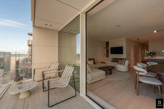 <p>Prachtig appartement met ruim terras vooraan op het beste stukje Zeedijk te Zoute. <br />Mogelijkheid tot aankoop van een ruime garagebox onder het Albertplein.</p>
<p>Op de zevende verdieping van de prestigieuze residentie Milenka bevindt zich dit elegant drie-slaapkamerappartement van 105 m², aangevuld met een zongeoriënteerd terras van 15 m². Een unieke woonbeleving in het hart van Het Zoute, waar verfijning en rust samenvloeien met een weids zicht op de zee.</p>
<p>De lichtrijke leefruimte met frontaal zeezicht baadt in natuurlijke lichtinval dankzij de Skyframe-raampartijen, die binnen en buiten harmonieus laten samenvloeien. De keuken – voorzien van Miele-toestellen, een Travertin werkblad en walnoot afwerking – vormt een sfeervol middelpunt met oog voor detail en kwaliteit.</p>
<p>Twee volwaardige slaapkamers beschikken over een ensuite badkamer; de derde kamer geniet van een aparte badkamer aan de overzijde van de nachthal. Een praktische bijkeuken met was- en droogkast, evenals een apart gastentoilet, vervolledigen het geheel.</p>
<p>De afwerking getuigt van een uitzonderlijk niveau: ingefreesde stopcontacten, subtiele ledverlichting in kasten, ingebouwde railverlichting en verfijnde architecturale rondingen creëren een gevoel van discrete luxe.</p>
<p>Een zeldzame combinatie van esthetiek en rust, met de zee en het mondaine Zoute binnen handbereik.<br />Verkoop onder registratierechten.<br /><br />Private berging in de kelder.</p>