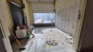 <p><span>Dit handelsgelijkvloers ligt op een druk kruispunt van de invalsweg Plantin en Moretuslei enerzijds en de as Provinciestraat - Belgiëlei anderzijds. Ben je op zoek naar een geschikte locatie waar alle invullingen mogelijk zijn, kom dan zeker kijken. Een ruime vitrine in combinatie met een authentieke vloer en een lichtkoepel achteraan kunnen, na renovatie, deze plek terug zijn allure van weleer geven. De open ruimte geven je de mogelijkheid de ruimte in te vullen naar eigen smaak en wens. Onmiddellijk beschikbaar. Mogelijkheid tot combinatie met het naburige verhuurde handelsgelijkvloers nr 83.</span></p><p><span>Een unieke kans voor ondernemers! Interesse? Neem contact op voor meer info of een bezichtiging.</span></p><p><span> </span></p>