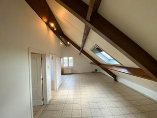 <p><strong>Gezellig appartement met topligging in Maaseik</strong></p>
<p>Op zoek naar een comfortabele woonst op een rustige locatie en dicht bij alle voorzieningen? Dan is dit appartement zeker een bezoek waard. Gelegen in een rustige straat nabij het centrum van Maaseik, geniet u hier van een aangename woonomgeving met tal van mooie wandel- en fietsroutes in de directe omgeving.</p>
<p>Het appartement omvat een inkomhal, een ruime en gezellige leefruimte, een keuken met aansluitende berging, een slaapkamer en een badkamer met toilet en bad/douche.</p>
<p><strong>Troeven:</strong><br />- Rustige ligging<br />- Nabij centrum en winkels<br />- Mooie wandel- en fietsmogelijkheden in de buurt<br />- Praktische indeling<br /><br />Wij <strong>ontzorgen</strong> je ook voor de <strong>verkoop</strong> van je <strong>huidige woning</strong>! Voor meer uitleg helpen we je graag verder.<br /><br />Voor een <strong>bezoek ter plaatse</strong>, klik op onze website www.jansenrealestate.be bij het pand op de knop 'bezoek aanvragen' en je wordt zo snel als mogelijk gecontacteerd.</p>