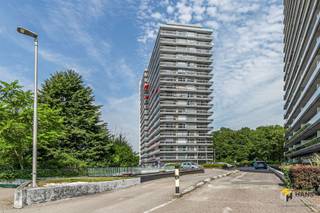 <p><span> </span></p><p><span>Op de grens van Borgerhout en Deurne, tegenover het Rivierenhof, bevindt zich dit goed onderhouden gebouw met op de tweede verdieping dit appartement met 2 slaapkamers. Op deze locatie profiteer je van een vlotte verbinding met het openbaar vervoer, het velo-deelsysteem en de auto. </span></p><p><span> </span></p><p><span>Het gebouw is goed onderhouden en beschikt over een geïsoleerd dak. De vaste kosten bedragen ca. €250/maand (all-in). Het appartement zelf is hier en daar op te frissen, maar dankzij de logische indeling, dubbele beglazing en gunstige EPC-score B vormt het de ideale basis om volledig naar jouw smaak af te werken.</span></p><p><span> </span></p><p><span>Je komt binnen in de open inkomhal met ingemaakte vestiairekast. De leefruimte (32 m²) baadt in natuurlijk licht en geeft rechtstreeks toegang tot het zuid-west-georiënteerde terras van maar liefst 20 m² – een absolute troef. Ook de keuken (9 m²) met basisuitrusting én de twee slaapkamers (11 m² en 15 m²) openen op dit ruime terras. De badkamer (4 m²) is uitgerust met een lavabo en inloopdouche; de wc is apart.</span></p><p><span> </span></p><p><span>Ben je op zoek naar een betaalbaar appartement om volledig naar eigen smaak in te richten of zoek je een interessante investering? Mis deze kans niet!</span></p><p><span>Bewoonbare opp. 82 m² ref.: bruto vloeropp. EPC. Voor meer info of een gratis schatting surf naar www.hansimmo.be</span></p><p><span> </span></p>