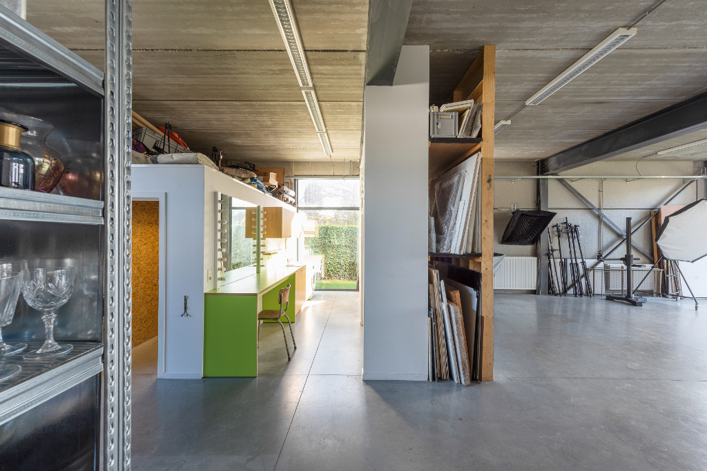 Verkoop via aandelen: Karaktervol atelier, kantoor en/of opslagruimte van ca. 300 m² in Sint-Amandsberg - foto 5