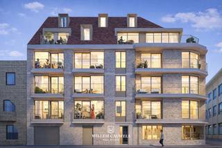 Op wandelafstand van de winkels en het strand van Heist verkopen wij dit 2 slaapkamer appartement. Het is gelegen in de Kursaalstraat in de moderne nieuwbouwresidentie Antoine. <br /><br />De leefruimte vormt een aangename en open ruimte met voldoende plaats voor een zithoek en een eethoek en geeft toegang tot het terras. De keuken is geïntegreerd in het geheel en zorgt voor een functionele indeling.<br /><br />Het appartement beschikt over 2 volwaardige slaapkamers, wat het bijzonder geschikt maakt voor zowel eigen bewoning als verhuur. Tevens is er ook de mogelijkheid om te opteren voor een indeling met 3 slaapkamers. Daarnaast zijn er een badkamer, een afzonderlijk toilet en een berging aanwezig, Een interessante kans voor wie op zoek is naar een modern en nieuw appartement met twee slaapkamers in het centrum van Heist.<br /><br />Meer informatie over dit project? Contacteer Willem Cauwels: 050/89.27.70