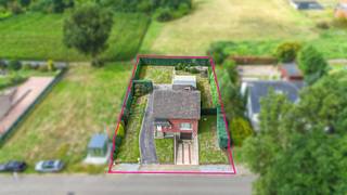 <p>Bij ImmoFusion 7/7 “open huis” : klik op onze 3D-TOUR.</p>
<p>In een rustige, groene buurt van Heusden-Zolder, op de Holleweg 12, vind je deze charmante open bebouwing op een mooi perceel van 8a 18ca. Deze goed onderhouden woning is ideaal voor wie op zoek is naar een gezinswoning met een leuke ligging en het potentieel om uit te breiden.</p>
<p>Bij het betreden van de woning kom je terecht in de inkomhal waar zich ook meteen de trap naar de eerste verdieping bevindt. Als je verder door loopt, kom je terecht in de lichtrijke eetkamer die verbonden is met de nette keuken, en de zitruimte.</p>
<p>Verder heb je een tussenruimte/veranda waar je gezellig kan gaan zitten met uitzicht op de tuin. Vanuit deze ruimte bereik je ook de badkamer, die is uitgerust met een lavabo en douche. Daarnaast bevindt zich hier ook het toilet en kan je verder lopen naar een extra ruimte dat bijvoorbeeld kan dienen als hobbykamer.</p>
<p>Helemaal achteraan de woning heb je nog een extra ruimte die je kan gebruiken als hobbyruimte of slaapkamer. Vanuit deze ruimte kan je naar de mooi onderhouden tuin. Dankzij de volgroeide tuin geniet je hier van alle privacy en rust!</p>
<p>Daarnaast is de woning bijna volledig onderkelderd en is er een inpandige garage aanwezig. Bovendien vind je een tweede garage die direct aan de achterzijde van de woning grenst.</p>
<p>De woning is rustig gelegen, maar toch vlakbij winkels, scholen en verbindingswegen. De combinatie van een goed gelegen perceel, degelijke bouwstructuur, dubbele garage en authentieke charme maken van deze woning een unieke opportuniteit op de vastgoedmarkt in Heusden-Zolder.</p>
<p>Pluspunten:</p>
- Rustig gelegen en vlakbij het centrum<br />- 3 slaapkamers<br />- Woning met veel mogelijkheden<br />- Goede bouwstrucuur<br />- Volgroeide tuin met privacy<br />- Inpandige garage<br />- Kelder aanwezig<br />
<p><span>Voor een bezichtiging ter plaatse of meer info, bel ons op 078/78.78.70, of kom gewoon binnen op ons kantoor, steeds welkom!</span></p>
<p><span>*</span>De hierboven vermelde informatie, inclusief gegevens over de stedenbouwkundige vergunningen en mogelijke inbreuken, is gebaseerd op de gegevens die op het moment van publicatie beschikbaar waren. De verkoper en de vastgoedmakelaar kunnen niet instaan voor de volledigheid of actualiteit van deze informatie. Kandidaten-kopers dienen zelf, eventueel via het bevoegde gemeentebestuur, na te gaan of er stedenbouwkundige inbreuken of onvergunde constructies aanwezig zijn. De wettelijke informatieplicht wordt nageleefd zodra alle officiële gegevens beschikbaar zijn.*</p>