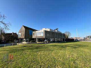 Dit moderne kantoor van 86 m² ligt op een absolute toplocatie, op slechts 500 meter van de oprit van de E40 in Sint-Denijs-Westrem. Ideaal...