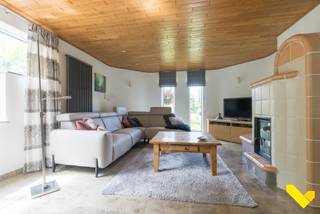 Ruime en energiezuinige gezinswoning met zwembad.<br /><br />Deze verzorgde gezinswoning biedt alle comfort, ruimte en energiezuinigheid die een gezin zoekt.<br /><br />Bij het binnenkomen komt u terecht in de ruime woonkamer, die ingedeeld is in een zithoek en een eetkamergedeelte.<br />De keuken is aansluitend en volledig uitgerust met alle nodige toestellen.<br />Aansluitend bevindt zich een aangename veranda met zonnewering, vanwaar u geniet van een prachtig zicht op de tuin.<br />Op het gelijkvloers vindt u verder een praktisch bureau, ideaal voor thuiswerk, speelkamer of hobbyruimte.<br />De wasplaats is voorzien van aansluitingen voor wasmachine en droogkast en beschikt bovendien over een douche.<br />Een afzonderlijk gastentoilet bevindt zich in de inkomhal.<br /><br />De verdieping omvat drie ruime slaapkamers en een comfortabele badkamer uitgerust met een bubbelbad, wastafel en toilet. Daarnaast is er nog extra bergruimte voorzien onder het dak. Doorheen de woning zijn tal van ingemaakte kasten aanwezig, wat zorgt voor een optimale benutting van de beschikbare ruimte.<br /><br />Extra troeven zijn de koele kelder en de inpandige garage.<br /><br />Buiten geniet u volop van het verwarmde zwembad met bijhorend poolhouse en een gezellig overdekt terras, de ideale plek om te ontspannen en gasten te ontvangen.<br /><br />Ook op energetisch vlak scoort deze woning uitstekend met een gunstig EPC-label B (125 kWh/m² jaar). Dankzij de goede isolatie, 33 zonnepanelen, airconditioning, hoogrendementsbeglazing en een HR-gasketel geniet u van een hoog wooncomfort en lagere energiekosten.<br /><br />Bovendien is de woning rustig gelegen, op een heel ruim perceel, tussen de velden, maar met een goede verbinding naar de E313 snelweg.<br /><br />Kortom, een instapklare gezinswoning waar ruimte, comfort en energiezuinigheid perfect samenkomen. Een bezoek waard!<br /><br />Benieuwd? Bel ons voor een afspraak op 014 58 02 08.