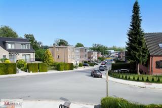 Immo Groot Leeuw a le plaisir de vous présenter ce bungalow agréable et spacieux, situé dans un quartier calme et accueillant pour les enfants...