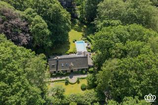 <p><span>Zeer stijlvolle en hoogwaardig afgewerkte villa gelegen in Kapellen-Bos, met o.a. een lichtrijke en ruime leefruimte, luxueuze leefkeuken met orangerie, 3 slaapkamers, 2 badkamers en een dubbele inpandige garage, op een zuidwestgericht perceel van ca. 4.577 m², voorzien van een fraai aangelegde tuin, verwarmd zwembad, meerdere terrassen en een eikenhouten bijgebouw met carport voor 3 wagens.</span></p><p><span> </span></p><p><span>INDELING</span></p><p><span>Gelijkvloers </span><span><br />Bij het binnenkomen betreedt u de inkomhal op tegelvloer, voorzien van een vestiaire en een gastentoilet met handenwasser. Via dubbele glazen stalen deuren bereikt u de sfeervolle cocktail room met ingemaakte kasten. Vanuit hier heeft u toegang tot de leefruimte, eveneens op tegelvloer, met ruime zit- en tv-hoek en een open haard. Aansluitend bevindt zich een verhoogde bureauruimte op parket, momenteel ingericht als speelruimte. Verder is er een kwalitatief ingerichte leefkeuken met ruim kookeiland en een prachtige orangerie waarin de eethoek is ondergebracht. Vanuit alle ruimtes op het gelijkvloers geniet u van een aangenaam zicht op het groen en de fraai aangelegde tuin. De keuken is voorzien van een ontbijthoek en alle ingebouwde toestellen, waaronder een spoelbak met Quooker kraan, inductiekookplaat met down-draft dampkap, wijnkoelkast, koelkast, combi-oven, stoomoven en vaatwasser. Aansluitend is er een bijkeuken met ingemaakte kasten, combi-microgolfoven, oven, ingebouwde vriezer, wasbak en voorzieningen voor wasmachine en droogkast op hoogte. Verder beschikt u over een dubbele inpandige garage.</span></p><p><span>Eerste verdieping</span><span><br />Via de houten trap bereikt u de nachthal. De master bedroom op parketvloer beschikt over ingemaakte kasten en een ensuite badkamer met dubbele regendouche en dubbele wastafel, aangevuld met een dressing. Daarnaast zijn er nog twee slaapkamers, eveneens op parketvloer, waarvan één met ingemaakte kasten. De tweede badkamer is voorzien van een ligbad. Op deze verdieping is er ook een apart toilet.</span></p><p><span>Zolder </span><span><br />Via een vlizotrap in de nachthal heeft u toegang tot een ruime bergzolder over de volledige breedte van de woning. </span></p><p><span>Kelder </span><span><br />De woning is volledig onderkelderd d.m.v. kruipruimte. </span></p><p><span>Tuin</span><span><br />De villa is gelegen op een zuidwest geörienteerd perceel van ca. 4.577 m² met een unieke bomenstand en veel privacy. Via de ruime kasseioprijlaan bereikt u zowel het eikenhouten bijgebouw met carport voor drie wagens en tuinberging, als de dubbele inpandige garage. In het bijgebouw bevindt zich tevens de technische installatie van het zwembad. Achteraan geniet u van een ruim open terras, een overdekt houten terras en een fraai aangelegde tuin voorzien van een verwarmd zwembad met warmtepomp.</span></p><p><span>Bijzonderheden<br /></span><span>- Gelegen op een gegeerde locatie: tussen het centrum van Heide en Kapellen nabij scholen, winkels, openbaar vervoer,…</span></p><p><span>- Recent zeer stijlvol gerenoveerd met gebruik van hoogwaardige materialen </span></p><p><span>- EPC B-label, elektriciteit is conform en asbestveilig</span></p><p><span>- Ruime, zuidwest georiënteerde tuin met meerdere terrassen en een verwarmd zwembad met warmtepomp en solar deck </span></p><p><span>- Veel parkeergelegenheid dankzij ruime oprit, dubbele inpandige garage en carport voor 3 wagens </span></p><p><span>- 24 zonnepanelen met groenestroomcertificaten </span></p><p><span>- De oppervlakten zijn indicatief en gebaseerd op het EPC.</span></p><p><span> </span></p>