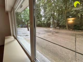 <p><span>Dit gunstig gelegen gelijkvloers appartement vinden we in de gegeerde Pulhof-wijk in Berchem.</span></p><p><span>Met directe toegang tot het openbaar vervoer (tram en bus), winkels in de buurt en een oprit naar de Antwerpse Ring vlakbij, is dit een ideale locatie om te wonen in een rustige, groene omgeving en toch overal dichtbij.</span></p><p><span>Binnengekomen in het appartement vinden we in de inkomhal een ingemaakte vestiairekast en aansluitend betreden we de woonkamer van 25 m² op blokjesparket. </span></p><p><span>In de slaapkamer is een ingemaakte kleerkast. De parketvloer loopt door in beide ruimtes. </span></p><p><span>De badkamer omvat een hangtoilet, badkamermeubel met enkele lavabo en spiegel, een handdoek-radiator en een inloopdouche. Hier is ook de aansluiting voorzien voor een wasmachine.</span></p><p><span>De keuken in moderne stijl is voorzien van een koelkast, diepvriezer met 3 laden, een spoelbak, kookplaat en dampkap.</span></p><p><span>Dankzij de hoekligging geniet je van optimale lichtinval en elk raam heeft een rolluik.</span></p><p><span>Verder is er nog een autostaanplaats achter het gebouw en 2 fietsenstallingen inbegrepen in de huurprijs.</span></p><p><span> </span></p><p><span>Nuttige informatie:</span></p><p><span> </span></p><p><span>- Gemeenschappelijke kosten: provisie van €150/maand (verwarming en water inclusief, alsook afvalverwerking, onderhoud gemene delen en tuin, minuterie)</span></p><p><span>- Huurwaarborg: 3 maanden </span></p><p><span>- Plaatsbeschrijving: eenmalig €225 </span></p><p><span>- EPC label D (375 kWh/m²)</span></p><p><span>- Beschikbaar vanaf 01/10/2026 </span></p><p><span> </span></p><p><span>Boek nu zelf ONLINE uw afspraak in. Surf naar het betreffende eigendom op onze website www.habicom.be en klik op de roze knop 'PLAN EEN BEZOEK'. </span></p><p><span>Voor meer info surf naar <span>www.habicom.be</span></span><span> </span></p><p><span> </span></p>