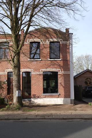Instapklare, volledig gerenoveerde halfopen woning met karakter en moderne luxe (EPC A)<br /><br />Op zoek naar een woning waar charme en hedendaags comfort perfect samenkomen? Deze prachtige halfopen bebouwing uit 1932 werd in 2025 totaal gerenoveerd met oog voor detail en kwaliteit. Enkel drie muren bleven behouden — verder is letterlijk alles nieuw: elektriciteit, sanitair, technieken en afwerking. Hier woon je zorgeloos in een huis dat aanvoelt als nieuwbouw.<br /><br />De karaktervolle voorgevel werd met veel respect voor de authentieke stijl vernieuwd en vormt een warme, uitnodigende eerste indruk.<br /><br />Bij het binnenkomen word je verwelkomd in een lichtrijke glazen inkomhal die meteen het unieke karakter van deze woning onderstreept. Links bevindt zich de gezellige leefruimte, rechts de volledig nieuw geïnstalleerde keuken. Vanuit de keuken en het terras geniet je van een open, vrij uitzicht achteraan én een zonnige zuidwestgerichte tuin — ideaal om te genieten van de namiddag- en avondzon.<br /><br />Op het gelijkvloers vind je daarnaast een praktische berging, gastentoilet en een kelder.<br /><br />De eerste verdieping telt drie volwaardige slaapkamers en een stijlvolle, volledig vernieuwde badkamer in beton ciré, uitgerust met bad, douche, wastafel en toilet.<br /><br />Troeven van deze woning:<br /><br />* Volledig gerenoveerd in 2025 – instapklaar<br />* Energiezuinig (**EPC A**) met zonnepanelen (installatie april 2025)<br />* Vloerverwarming op het gelijkvloers en in de badkamer<br />* Voorzieningen voor airco in de 2 grootste slaapkamers<br />* Open zicht achteraan<br />* Zuidwestgerichte tuin (middag- en avondzon)<br />* Privé parkeerplaats voor 1 wagen vlak voor de woning<br />* Perceel van 396 m² – bewoonbare oppervlakte ca. 150 m²<br /><br />Kortom: een unieke kans om te wonen in een nieuwbouwwoning met karakter, zonder de typische nieuwbouwkosten.<br /><br />Vraagprijs: €449.000 (excl. registratierechten en notariskosten)<br /><br />📅 Kijkdag op zondag 12/04 - bezoeken enkel op afspraak (bijna volzet)<br />Bij grote interesse wordt een extra kijkmoment voorzien.<br />
