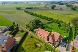  Cette ferme de caractère avec grange spacieuse est située à la limite du centre de Hoogstraten. Toutes les commodités sont à proximité, de...