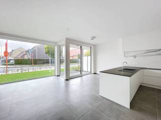 Découvrez ce bel appartement neuf avec deux chambres et une terrasse orientée plein sud, situé dans la ville animée de Sint-Andries ! Cet...