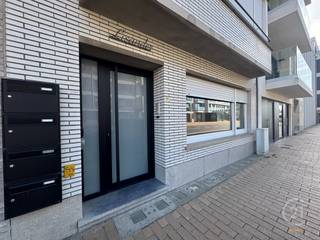 Ontdek dit appartement op een centrale ligging in Middelkerke, op wandelafstand van de zee. Gelegen op de -1 verdieping van een kleine en rustige residentie, biedt dit appartement een aangename combinatie van comfort en functionaliteit.<br />Het appartement beschikt over een lichtrijke woonkamer met aansluitend een praktische keuken. Verder zijn er twee volwaardige slaapkamers en een badkamer uitgerust met een douche.<br />Een extra troef zijn de twee inbegrepen bergingen, die zorgen voor voldoende opslagruimte. Daarnaast kan u genieten van een gezellig terras, gelegen aan de rustige binnenkoer – de perfecte plek om te ontspannen.