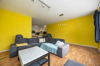 <p><strong>Dit lichtrijke appartement ligt</strong><span> op de eerste verdieping in een kleinschalig gebouw, op een strategische locatie vlak bij invalswegen, scholen, winkels en openbaar vervoer. Je geniet van een uitstekende bereikbaarheid en een comfortabele woonomgeving. Bovendien is er een garagebox inbegrepen.</span></p><p><br /></p><p><strong>Het appartement bestaat uit </strong>een ruime en lichtrijke leefruimte - een keuken voorzien van alle hedendaagse comfort met ingebouwde eettafel - twee slaapkamers - een badkamer met ligbad– een terras.</p><p><br /></p><p><strong>Troeven:</strong> - Gunstige ligging nabij winkels en scholen - Terras -  Garagebox - Lage gemeenschappelijke kosten</p>