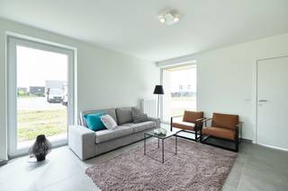 <strong>Découvrez ces deux magnifiques maisons neuves situées à Dottignies, dans un quartier central, proche du centre-ville, des écoles, des commerces et des grands axes routiers. Ces habitations font partie d’un petit projet résidentiel de quatre maisons, niché dans un environnement paisible.</strong><br /><strong>Offre temporaire : économisez 10 000 € en tant que premier acheteur d’une maison à Dottenijs !</strong><br /><br />Chaque maison comprend :
<ul>
	<li>Un séjour lumineux avec de grandes baies vitrées</li>
	<li>Trois chambres spacieuses</li>
	<li>Un grand jardin ensoleillé</li>
	<li>Un garage intégré ou un carport</li>
	<li>Une construction économe en énergie (PEB E45)</li>
</ul>
Atouts :

<ul>
	<li>Environnement calme et verdoyant</li>
	<li>Excellente accessibilité</li>
	<li>Idéal pour les familles à la recherche d’espace et de confort</li>
</ul>
(Les photos sont issues d’un projet précédent à titre d’illustration.)<br /><br />Intéressé(e) ou des questions ? N’hésitez pas à nous contacter pour plus d’informations ou une visite sans engagement.