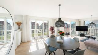 Op een absolute toplocatie te Heist, in de gegeerde Graaf d’Ursellaan, verkopen wij dit prachtig appartement dat uitblinkt in licht, ruimte en comfort. Dankzij de hoekligging geniet u hier van mooie, open zichten en een overvloed aan zonlicht. Energiezuinig met een energielabel A.<br /><br />Het appartement ligt net achter de Zeedijk waardoor u geniet van een optimale oriëntatie naar het zuiden. Een absoluut vakantiegevoel met het strand en de duinen om de hoek. <br />Een bewoonbare oppervlakte van ca.116 m² wat interessant is voor zowel vaste bewoning als tweede verblijf. <br /><br />Indeling: inkomhal met gastentoilet, fantastische leefruimte met parket en toegang tot het zonneterras, halfopen keuken met alle nodige toestellen, een praktische berging met wasmachine-aansluiting. Verder nog 3 volwaardige slaapkamers met elk hun badkamer.<br />Algemene fietsenstalling in het gebouw en een privatieve kelder inbegrepen in de prijs.<br /><br />Een zeldzame kans op een absolute toplocatie.<br /><br />Bezoeken of meer informatie?<br />Contacteer Sacha Vanrafelghem op GSM 0487/43.79.10.