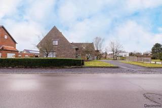 <p><strong>Veelzijdige woning met handelsruimte of ideaal voor kangoeroewonen. </strong></p>
<p><strong>Bent u op zoek naar een woning met bijzonder veel mogelijkheden? Dan is deze eigendom, gelegen op een ruim hoekperceel van [1057 m²] in Balen, beslist iets voor u!</strong><br />Deze woning leent zich uitstekend voor <strong>kangoeroewonen</strong> of voor wie een <strong>combinatie zoekt van wonen en werken</strong>, dankzij de aparte handelsruimte en het slimme ruimtegebruik.</p>
<p><strong>Indeling &amp; troeven</strong></p>
<p><strong>Handelsruimte met aparte inkom:</strong><br />In het rechtse gedeelte van de woning beschikt u over een volledig afzonderlijke handelsruimte, momenteel ingericht met twee bureaus. Ideaal voor een vrije beroeper, winkel, kantoor of praktijk aan huis.</p>
<p><strong>Hoofdingang &amp; leefruimte:</strong><br />Via de hoofdingang komt u in de inkomhal met toegang tot een praktische, droge kelder en een gastentoilet. Verderop treft u een lichtrijke eetkamer en gezellige zitruimte met houtkachel. De keuken ligt direct naast de eetkamer en biedt heel wat potentieel voor wie ze naar eigen smaak wil vernieuwen.</p>
<p><strong>Berging:</strong><br />Aansluitend aan de keuken is een ruime berging met ingemaakte kasten. Hier vindt u de aansluitingen voor wasmachine en droogkast, wat zorgt voor extra comfort en opbergruimte.</p>
<p><strong>Flexibele ruimtes op het gelijkvloers:</strong><br />Achteraan bevindt zich een aparte hal met toegang tot een bureauruimte, momenteel kantoor, maar evenzeer perfect bruikbaar als slaapkamer of hobbyruimte.</p>
<p><strong>Verdieping met badkamer en 3 slaapkamers:</strong><br />Op de bovenverdieping vindt u een vernieuwde badkamer, uitgerust met een douche, een comfortabel bubbelbad en dubbele lavabo. Hier zijn <strong>drie slaapkamers</strong>:</p>
<ul>
<li><strong>2 ruime kamers</strong> voorzien van ingemaakte kasten</li>
<li><strong>1 kleinere kamer</strong>, ideaal als kinderkamer, dressing of hobbykamer</li>
</ul>
<p><strong>Extra leefruimte/kangoeroewoning:</strong><br />Op de bovenverdieping is nog een aparte leefruimte ingericht als woonkamer – deze ruimte beschikt over extra ingemaakte kasten én een kitchenette. Dit maakt de woning ideaal als <strong>kangoeroewoning</strong> of voor grotere gezinnen, co-ouderschap, inwonende ouders, enz.</p>
<p><strong>Extra troeven</strong></p>
<ul>
<li>EPC label C (263 kWh/m²)</li>
<li>Dubbele beglazing</li>
<li>Ruim <strong>hoekperceel van 1057 m²</strong></li>
<li>Veel ingebouwde kastruimte</li>
<li>Praktische indeling, ideaal voor kangoeroewonen of zelfstandigen</li>
<li>Voldoende parkeergelegenheid dankzij de ligging</li>
</ul>
<p><strong>Kortom:</strong></p>
<p>Deze woning biedt een unieke combinatie van ruimte, flexibiliteit en mogelijkheden. Bent u op zoek naar een plek waar privé en professioneel naadloos gecombineerd kunnen worden? Of wenst u samen te wonen met een familielid, zonder aan privacy in te boeten? Dan is deze woning beslist een bezoek waard!</p>
<p><strong>Interesse? Ontdek hier al onze panden in Balen en omstreken, of kom vrijblijvend kennis maken met onze persoonlijke aanpak.</strong><br />Vraag hier uw gratis schatting aan of neem contact met ons op voor meer info of een bezoek!</p>
<p></p>