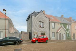 In Oostende, vlakbij het centrum, vinden we deze gezellige woning. Bij het binnenkomen leidt de inkomhal je naar een aangename en...