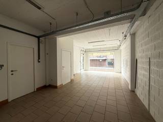 Commercieel gelijkvloers op supercentrale ligging in het stadscentrum van Lier. +/- 81 m².Indeling:Winkelruimte op tegels.Keuken voorzien van...