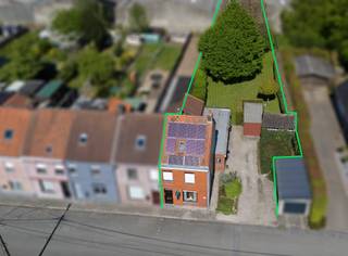 Ben je op zoek naar een rustig gelegen woning met veel ruimte en potentieel? Dan is deze halfopen bebouwing in een doodlopende straat nabij...