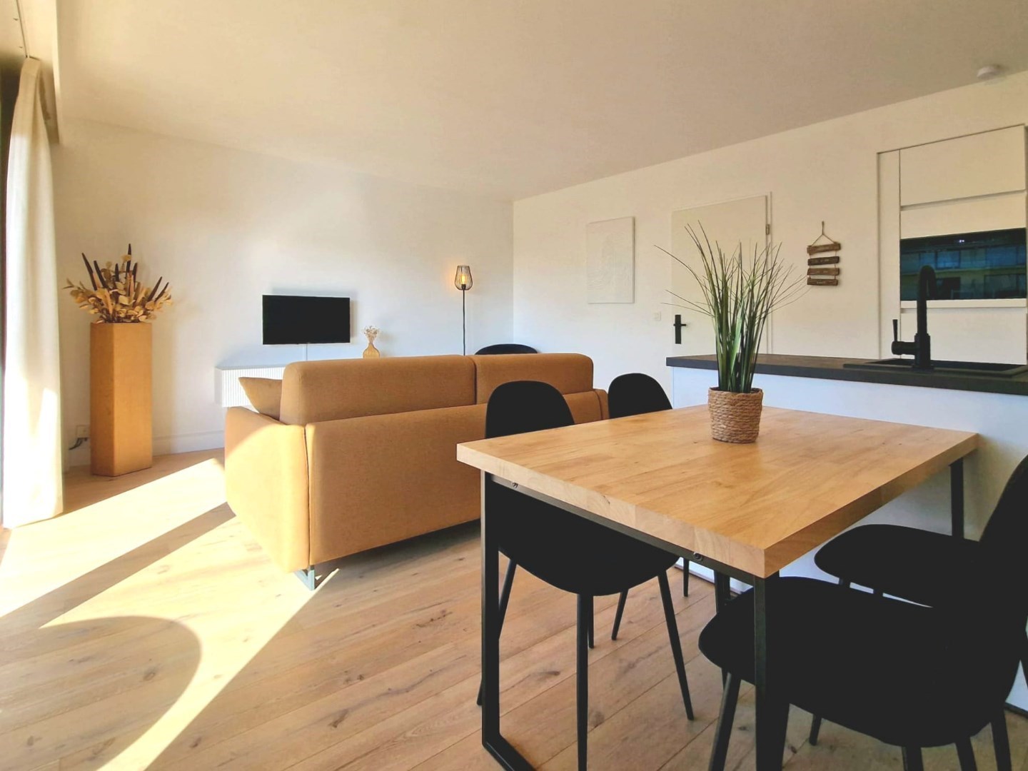 COMPLEET GERENOVEERDE EN INSTAPKLARE GEMEUBELDE STUDIO MET SLAAPHOEK + GROOT ZONNETERRAS GELEGEN OP DE PRACHTIGE LEOPOLD I ESPLANADE EN VLAKBIJ HET STRAND VAN D - foto 5