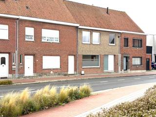 Nabij het centrum van Moorsele vinden we deze verzorgde woning met 3 slaapkamers....We komen binnen via de ruime hal om verder te gaan naar de...
