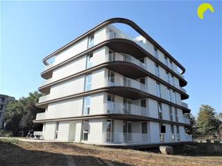 <p><span>In het mooie project 'Midden 2' te Boechout vinden we dit lichtrijk 1-slaapkamer appartement met groot terras en een prachtig uitzicht! Een toplocatie in hartje Boechout, met al het nodige op wandelafstand en een uitstekende bereikbaarheid.</span></p><p><span> </span></p><p><span>Indeling:</span></p><p><span>De 2de verdieping van het gebouw is met de lift bereikbaar. Bij het betreden van het appartement komen we in de inkomhal, voorzien van een apart toilet met handenwasser en een praktische berging met aansluiting voor wasmachine en droogkast. In heel het appartement werd een mooie parketvloer voorzien. Aan de rechterzijde vinden we de aangename woonkamer, waar de grote raampartijen voor veel lichtinval zorgen. De open keuken is volledig geïnstalleerd en voorzien van alle comfort (keramische kookplaat, dampkap, combi-oven, vaatwasser en koelkast met diepvriesvak). Een schuifraam in de woonkamer geeft uit op het buitenterras (15m</span><span><sup>2</sup></span><span>), waar u van een fantastisch uitzicht geniet. Verder is er nog de slaapkamer van 12m</span><span><sup>2</sup></span><span> en een kwalitatieve badkamer met lavabo in meubel, inloopdouche en handdoekradiator.</span></p><p><span> </span></p><p><span>Bij dit appartement hoort een ondergrondse autostaanplaats, welke mee te huren is aan 50€/mnd.</span></p><p><span> </span></p><p><span>Er werden zonnepanelen voorzien waardoor de energiekost aanzienlijk verlaagd wordt.</span></p><p><span> </span></p><p><span>Nuttige informatie:</span></p><ul><li><span>Gemeenschappelijke kosten: € 50 (lift, algemeen onderhoud, minuterie)</span></li><li><span>Huurwaarborg: 3 maanden </span></li><li><span>Plaatsbeschrijving: €225 per partij-</span></li><li><span>Beschikbaar vanaf 01/11/2026 OF 01/12/2026</span></li><li><span>EPB: label A, 45kWh/m²J</span></li></ul><p><span> </span></p><p><span>Boek nu zelf ONLINE uw afspraak in. Surf naar het betreffende eigendom op onze website <span>www.habicom.be</span></span><span> en klik op de roze knop </span><span>'PLAN EEN BEZOEK'</span><span>. <br />Kies het moment dat u het beste uitkomt, vul de gevraagde contactgegevens in en klik nadien op verzenden om te bevestigen.</span></p><p><span> </span></p>