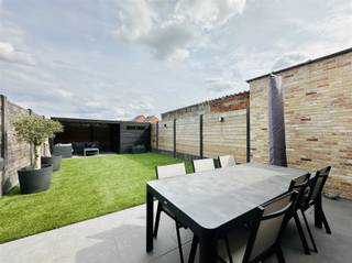 Deze gesloten bebouwing is naast centraal gelegen ook volledig instapklaar.De indeling van deze woning is als volgt: U betreedt het pand via...