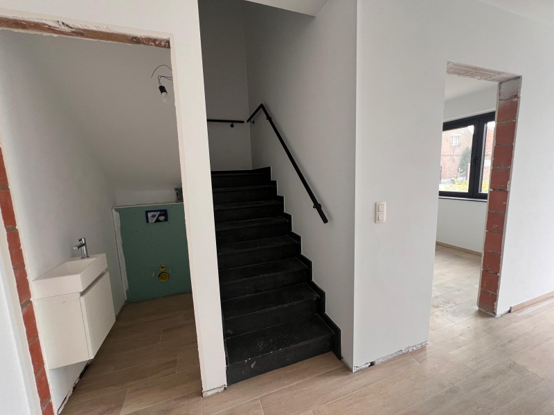 Prachtige nieuwbouwwoning met 6 slaapkamers, tuin en achteruitgang - photo 3