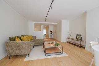 Stijlvol en volledig gerenoveerd appartement op wandelafstand van zee.<br /><br />Dit tijdloze, recent volledig gerenoveerde appartement bevindt zich op een toplocatie, vlak bij zee en het commerciële centrum. Het werd afgewerkt met duurzame, hoogwaardige materialen en een uitzonderlijk oog voor detail.<br /><br />Bij binnenkomst treft u een elegante inkomhal met gastentoilet, afgewerkt met een achterwand in Carrara-marmer, een Kartell Laufen wandcloset in mat wit en een Falper handenwasser met RVB fonteinkraan. De inkomhal beschikt tevens over ingemaakte vestiairekasten.<br /><br />De ruime en lichtrijke leefruimte is ingericht met een eiken parketvloer van Studio Piet Boon en een sfeervolle haard. Grote raampartijen zorgen voor een optimale lichtinval en bieden toegang tot het zongerichte terras aan de voorzijde.<br /><br />Aansluitend bevindt zich de volledig ingerichte maatkeuken van Decota, uitgerust met een werkblad en spatwand in natuursteen Emperador Perla Beige, gedrimd en geborsteld. De keuken is voorzien van kwalitatieve apparatuur, waaronder:<br /><br />een A+++ vaatwas met zeoliet-droogtechniek (extra droge vaat), uiterst stil en bedienbaar via de Home Connect-app;<br /><br />een inbouw combi-stoomoven met fullSteam-functie, kerntemperatuurmeter, baksensor, hydrolische reiniging en bediening via de Home Connect-app.<br /><br />Verder is er een praktische berging met aansluiting voor wasmachine en droogkast, evenals ingewerkte stopcontacten, coax en UTP van rond by prado.<br /><br />Het appartement beschikt over een volwaardige slaapkamer met ingemaakte kasten en toegang tot het achteraan gelegen terras, en een tweede slaapkamer. De moderne douchekamer is stijlvol afgewerkt met hoogwaardige materialen.<br />Ruime privatieve kelder en een vlot toegankelijke gemeenschappelijke fietsenberging in de residentie.