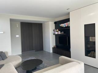Moderne gezinswoning op toplocatie in Ezaart<br /><br />Deze verzorgde halfopen woning combineert ruimte, comfort en energiezuinig wonen.<br /><br />Met een bewoonbare oppervlakte van ongeveer 215 m² biedt de woning alle benodigde ruimte, ze is zorgvuldig onderhouden en heeft een warm en modern interieur met veel maatwerk. De lichtrijke leefruimte staat in directe verbinding met de zuidgerichte tuin, het grote terras en achterliggend groen.<br />De woning is volledig instapklaar en voldoet aan de hedendaagse woonnormen.<br /><br /><br />Energiezuinig en toekomstgericht<br /><br />De woning behaalt een EPC A-score (82 kWh/m²) en is uitgerust met:<br /><br />11 zonnepanelen<br />conforme elektrische installatie<br />laadpaal voor elektrische wagen<br />energiezuinige technieken<br /><br />Daardoor geniet u van lage energiekosten en een woning die klaar is voor de toekomst.<br /><br /><br />Nog meer troeven:<br /><br />- Energiezuinig (regenwaterrecuperatie (toiletten, buitenkraantjes, wasmachine), vloerverwarming, zonnepanelen)<br />- Zuidgerichte aangelegde tuin (volledig afgesloten), groot terras met zonneluifel<br />- Elektrische rolluiken boven, elektrische screens beneden (binnen)<br />- Inpandige garage<br />- Overal ingemaakte kasten, vuilewaskoker<br />- Sierhaard<br />- Gegoten betonkelder<br />- Alarminstallatie, Fiberklaar<br />- Speeltoestel, trampoline<br />- Gunstige ligging nabij centrum, scholen en winkels<br />
