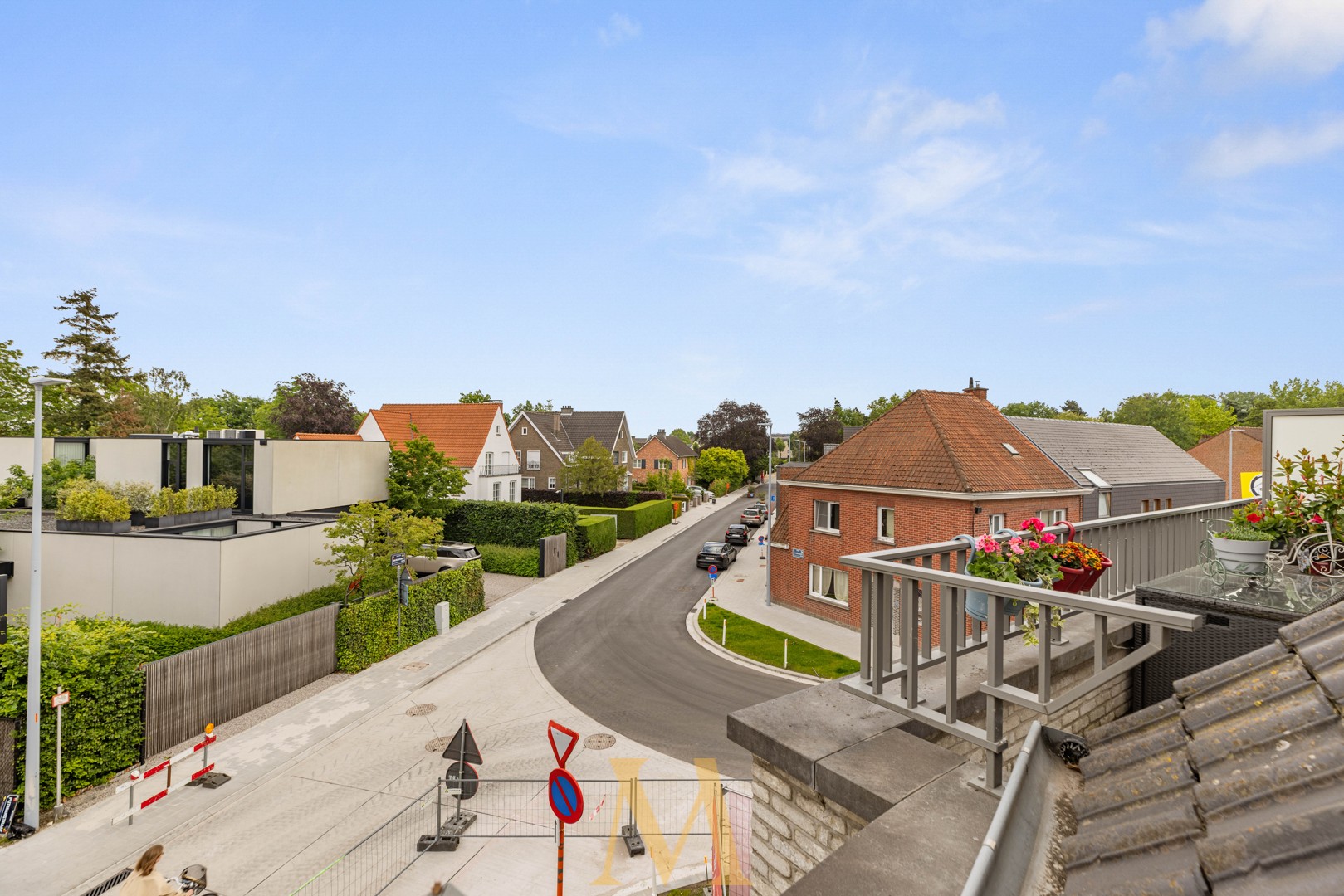 Instapklaar duplexappartement met zonnig terras en parkeerplaats in centrum Waregem - photo 1
