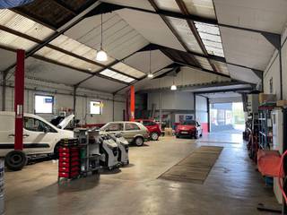 À LOUER – Garage professionnel à Corbais (Grande Route n°52)Situé sur un axe très fréquenté, ce spacieux garage bénéficie d’une visibilité...