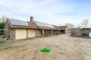 HOEVE MET LOODS/STALLINGEN<br /><br />Ontdek deze charmante landelijke hoeve in het groene Gottem (Deinze), een droomlocatie voor wie houdt van rust, ruimte en groen. Deze eigendom combineert authentieke charme met hedendaags comfort en biedt alles wat een natuurliefhebber zich kan wensen.<br /><br />De woning beschikt over 4 slaapkamers en een ruime living waar het heerlijk vertoeven is bij het knisperend haardvuur. De gezellige leefruimtes stralen warmte uit en maken van deze hoeve een echte thuis.<br /><br />Buiten vindt u een prachtige paardenweide met bijhorende stallingen, ideaal voor het houden van paarden of andere dieren. Geniet van de open verzichten en de vrijheid die deze landelijke setting te bieden heeft.<br /><br />Dankzij de goede bereikbaarheid bevindt u zich bovendien snel in Deinze, Gent en andere belangrijke verbindingswegen, wat deze hoeve perfect maakt voor wie landelijk wil wonen zonder in te boeten op bereikbaarheid.<br /><br />Een unieke kans voor paardenliefhebbers of levensgenieters die dromen van wonen in het groen!<br /><br />Interesse? Contacteer ons vandaag nog voor een bezoek en laat u betoveren door deze bijzondere eigendom.