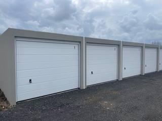 Te huur: gesloten garage aan de Zonnebeekseweg in Ieper, ideaal gelegen voor wie veilig en droog wil parkeren. Deze praktische garage bevindt zich op...