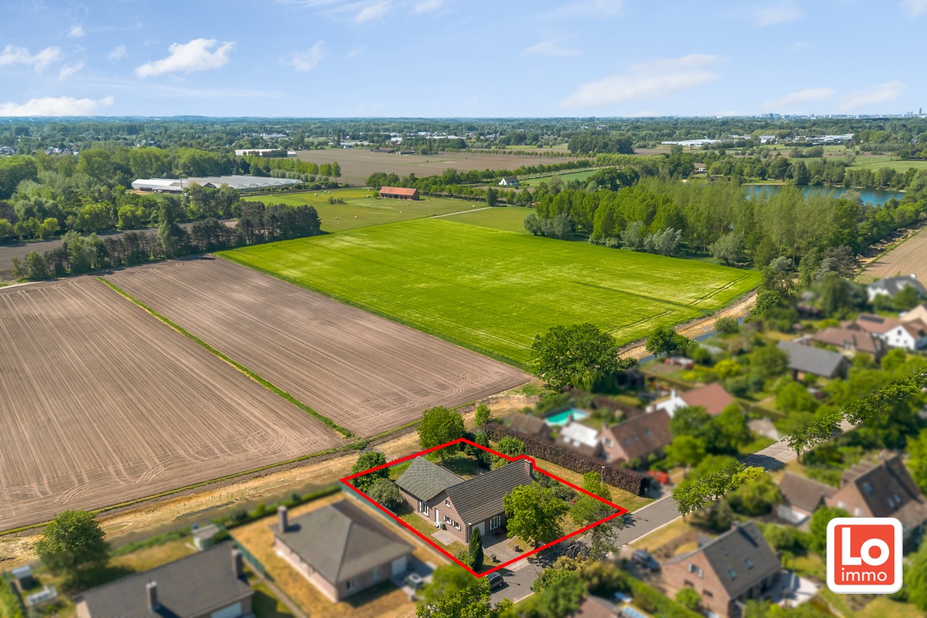 Ruime te renoveren open villa met inpandige garage op een héél rustige toplocatie met open zicht in Lochristi! - foto 1