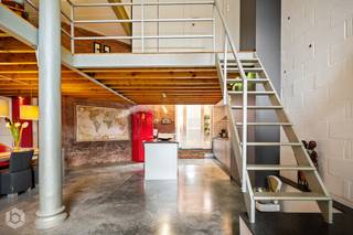 Exclusief wonen aan de rand van Mechelen. Deze recente loft geniet van een bijzonder gunstige ligging, waar de rust van een residentiële omgeving harmonieus samengaat met de nabijheid van het bruisende stadsleven. Mechelen, met zijn charmante historische centrum, gastronomie en uitgebreide voorzieningen, bevindt zich vlakbij. De residentie zelf biedt bovendien een privatief binnenplein, een oase van rust en privacy. <br /><br />Benieuwd? Bekijk alvast deze prachtige rondleiding!<br /><br />Deze stijlvolle loft overtuigt met een hoogwaardige uitstraling, een verzorgde afwerking en een doordachte indeling. De ruime woonkamer vormt samen met de elegant ingerichte keuken een sfeervol en lichtrijk geheel. Vanuit de leefruimte is er rechtstreeks toegang tot het private stadstuintje om in alle rust te genieten. De mezzanineverdieping herbergt een sfeervolle slaapkamer en een eigentijdse badkamer, wat zorgt voor een verrassend ruimtelijk karakter. Een privé fietsenberging, rechtstreeks aansluitend aan de loft, vervolledigt het comfort.<br /><br />Een aantrekkelijk totaalconcept voor wie verfijnd en zorgeloos wil wonen. Met een private autostaanplaats, eigen buitenruimte, inpandige fietsenberging en toegang tot het exclusieve binnenplein biedt deze loft een zeldzame combinatie van comfort, privacy en hedendaagse elegantie. Een unieke woonbeleving op een gegeerde locatie nabij Mechelen.<br /><br />Bijzonderheden:<br />- Industriële loft<br />- Uitstekende locatie<br />- Nabij stadscentrum Mechelen<br /><br />Wilt u meer weten over deze loft of wenst u een bezoek, contacteer Bob Quirynen 0476/09 84 85 of neem een kijkje op www.boonstravastgoed.be