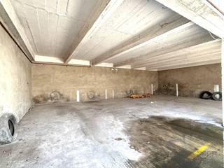 Te koop: overdekte standplaats van 82 m² in de Plantenstraat 11 te Oostende.<br /><br />Deze ruime standplaats biedt verschillende mogelijkheden voor investeerders. Mits het bekomen van een omgevingsvergunning kan de ruimte worden opgedeeld in meerdere afzonderlijke standplaatsen. Deze kunnen vervolgens afzonderlijk worden verhuurd of opnieuw worden verkocht.<br /><br />Een interessante opportuniteit om een bestaande ruimte te optimaliseren en meerdere opbrengsten te creëren.<br />Voor meer informatie of een bezoek: Nikolaas 0496 68 84 67 of www.ensor.immo