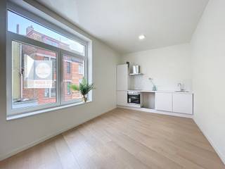 LOCATION:<br />This beautiful studio is situated on the first floor of a small-scale residential building that has been completely renovated. Public transport, schools, various shops, AZ St Lucas and Dok-Noord are all in the immediate vicinity. You are also just a few minutes’ walk from the historic city centre of Ghent, and there is a direct link to the R4. With the completion of the Verapaz Bridge and the rerouting of the R40, there will be changes to traffic flows in the Tolhuis-Sluizeken-Ham district, meaning it will also become a low-traffic area in the future.<br /><br />LAYOUT:<br />This truly move-in-ready studio comprises a cosy living and sleeping area with an open-plan kitchen fitted with all appliances and a fitted bathroom with shower and toilet.<br /><br />This property is equipped with the latest technology, such as heat pump heating (air-to-air), cooling, high-efficiency glazing, etc., resulting in a very favourable energy rating (EPC B label). <br /><br />This property is exempt from a property manager, so the service charges are virtually nil.<br /><br />For more information and/or to arrange a viewing, please call Stéphanie Eeckhout on 0472 13 28 79