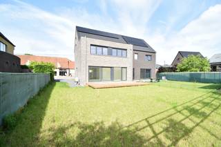 BEN-nieuwbouwwoning met 3 slaapkamers op een perceel van 389m². 

ENERGIENEUTRALE half open woning met 3 slaapkamers (mogelijkheid tot 4) in de dorpskern van Larum.

De woning wordt volledig afgewerkt, behoudens de keuken, hiervoor is een budget van € 15.000,- excl. btw voorzien en de koper heeft inspraak in de afwerking van de keuken.. 

De woning bestaat uit een inkomhal, met apart gastentoilet, die uitgeeft op een mooie leefruimte met veel lichtinval bestaande uit een zithoek en een open keuken met eethoek met zicht op de tuin achteraan, aanpalend aan de keuken is er een grote bergruimte.

Boven is er een nachthal die uitgeeft op de 3 slaapkamer, toilet en de badkamer met grote inloopdouche, ligbad en dubbel lavabomeubel.

In de nachthal is er een open trap geplaatst naar de zolderverdieping, mits meerprijs kan dit verdiep volledig afgewerkt worden tot 4de slaapkamer, bureau- of hobbyruimte, … .

De woning is rustig gelegen in de dorpskern van Larum met een goede verbinding naar de ring om Geel en de E313 (Antwerpen-Luik).

De woning is ook reeds geschilderd, instapklaar tegen datum verlijden akte.

Troeven: 
•Ruime nieuwbouw met erg veel lichtinval
•Zeer energiezuinig: E-Peil van circa 0
•Tot 4 ruime slaapkamers
•Afgewerkt met kwalitatieve materialen 
•Modernste technieken: warmtepomp, zonnepanelen, ventilatie, … 
•Zonnepanelen 5530 WP

Prijs woning woonklaar inclusief grondaandeel € 475.114,- excl. kosten. 
Het grondaandeel (€ 140.000,-) wordt verkocht onder 12% registratierechten en de constructie onder 21% BTW exclusief aankoopkosten.

Voor bijkomende informatie, plannen, lastenboek, prijsoverzicht met alle kosten of een plaatsbezoek, tel 0496 51 10 10 of info@vastgoedpicavet.be
